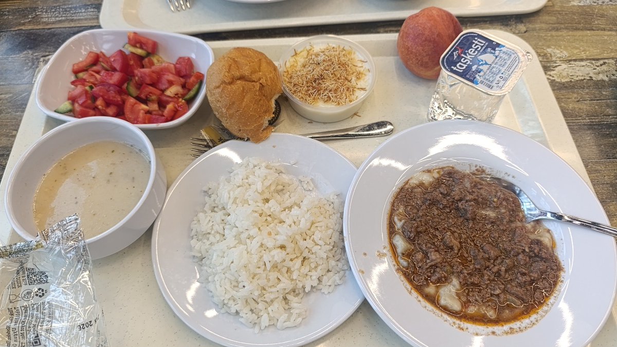 reiscicocuk_'s tweet photo. Oğlumun Üniversitinin  ilk gününde yediği yemek! Fiyatı 50₺

Allah kimseyi 2 milyon öğrenciye her yıl bu imkanı sağlayan Devlete laf edip, "bir kaç yüz kişiye" 40 liraya yemek veren hırsızı savunan nankörlerden eylemesin! https://t.co/d8R0XYMxIw