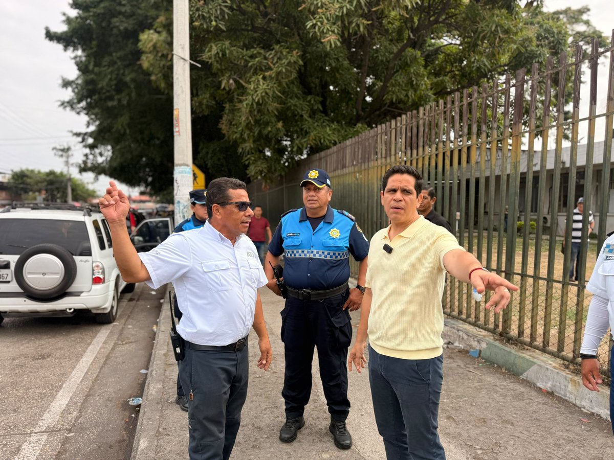 edgarlupera_'s tweet photo. Cuando una persona llega con un familiar en una emergencia, cada minuto cuenta. Por eso, atendimos las alertas ciudadanas y recorrimos los exteriores del Hospital Teodoro Maldonado para facilitar un ingreso seguro y sin obstáculos.

La ATM mantiene agentes en el sector para controlar los vehículos que permanecen estacionados por largos periodos y analiza un posible cambio vial que mejore la movilidad. Además, Segura EP coordina con la Policía las acciones frente a los cuidacarros y atiende la presencia de comerciantes no regularizados.

Seguiremos trabajando de manera articulada para recuperar el orden y garantizar un acceso más ágil al hospital. #GuayaquilNoSeDetiene