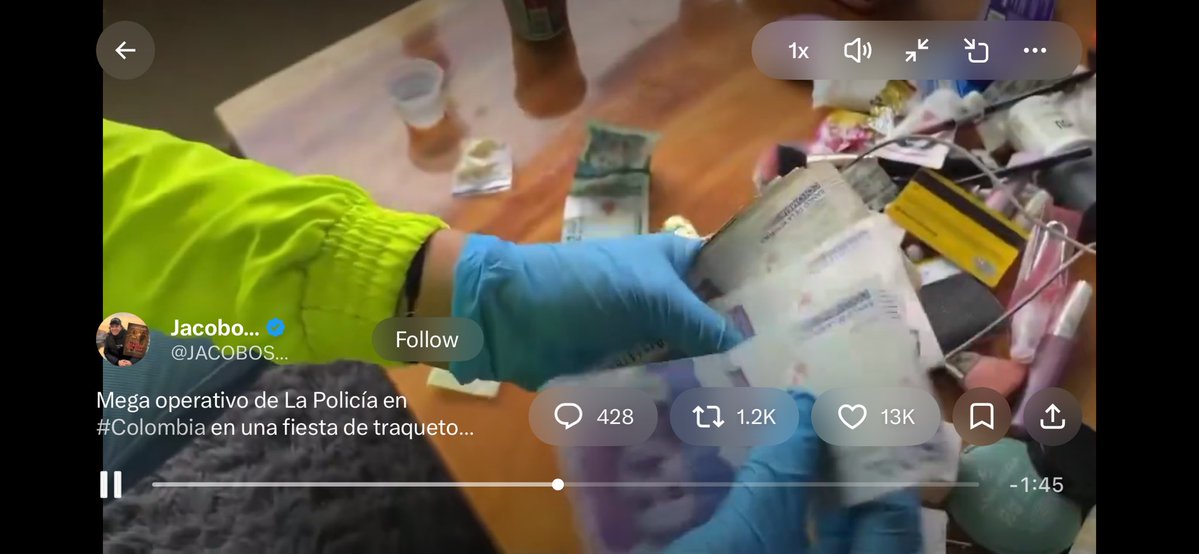 joaotobar's tweet photo. @RobertValenciaG @JACOBOSOLANOC Mijo, aunque no lo creas allá en Colombia también hay “bancolombia” un banco que tbn tiene ese color de mal gusto para sus tarjetas 🤣🤣🤣🤣 https://t.co/lUXSQ6JbaS
