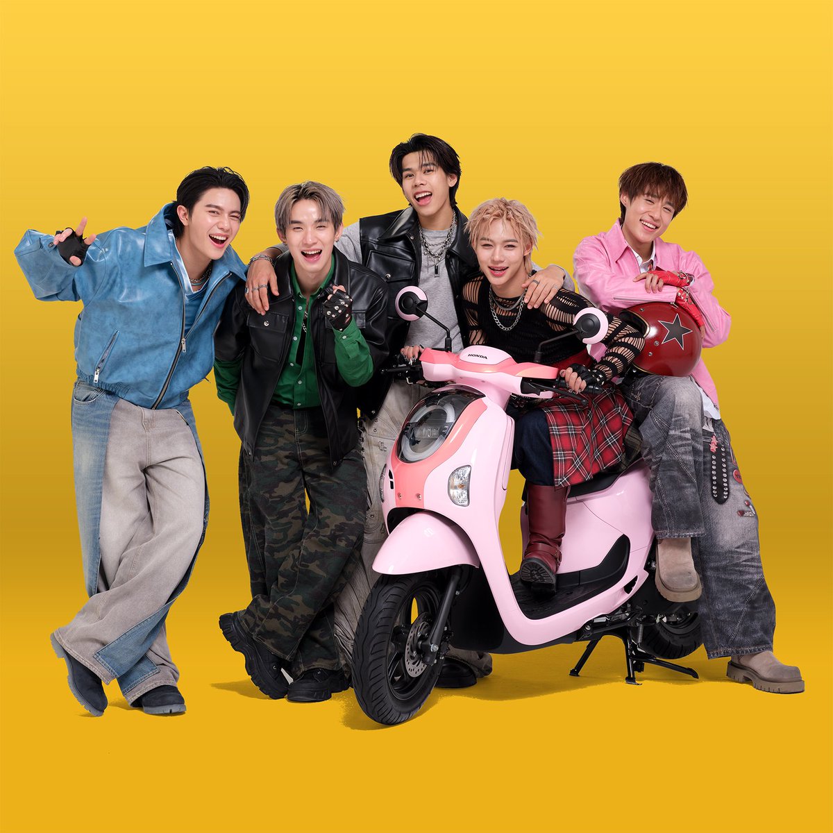 ForWilliamjkp's tweet photo. [ 𝐒𝐨𝐜𝐢𝐚𝐥 𝐔𝐩𝐝𝐚𝐭𝐞 ]
🗓️ 21 Sep 2026
IG : hondamotorcyclethailand
🔗 https://t.co/M9hDPBWylo

บิดให้มันส์ยกก๊วน สุดเทรนด์ยกแก๊ง ซัพพอร์ตเอเนอร์จี้เจนใหม่กับ New Scoopy ทางนี้เปิดคันเร่งรอแล้ว!

รายละเอียดเพิ่มเติม: https://t.co/u8Lk4RaCOS

#ScoopyGang #ScoopyIconicGang #แก๊งเจนใหม่ไปให้สุดเทรนด์ #NewHondaSCOOPY #รถจักรยานยนต์ฮอนด้า #HondaMotorcycleThailand #ThaiHonda #ไทยฮอนด้า

———
@Williamjkp1 
#williamjkp #LYKN