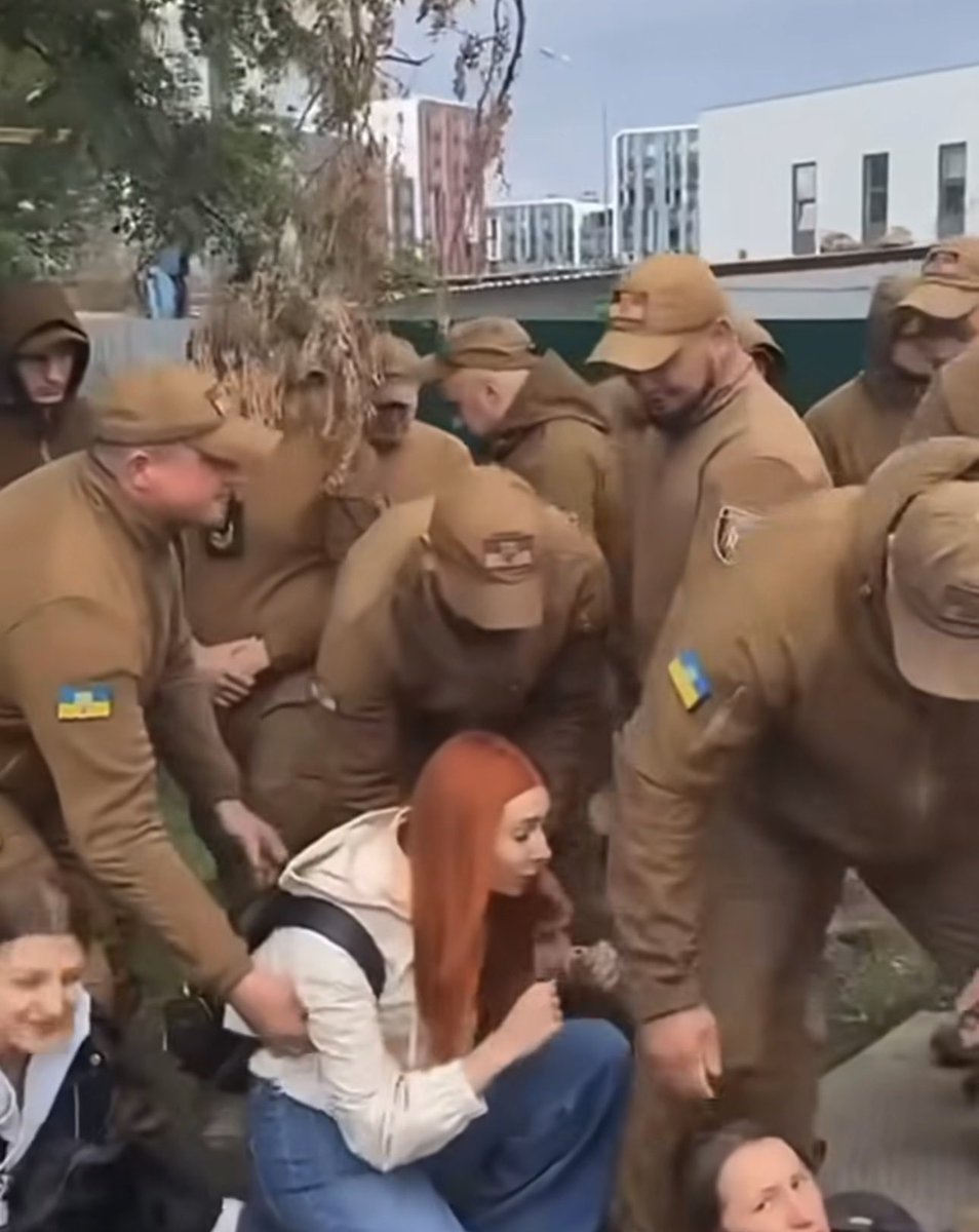 sp1lb3rg's tweet photo. Щось я не зрозумів як побачив. Величезна купа лайна в койоті в Києві сидить на жопі, жінок ганяє, а на війну не хоче? Ви там охуїли чи єбанулись?
Ахуєнно з прапором України на рукаві розганяти жінок. Патріотично. https://t.co/0jo0Ip4Jfc