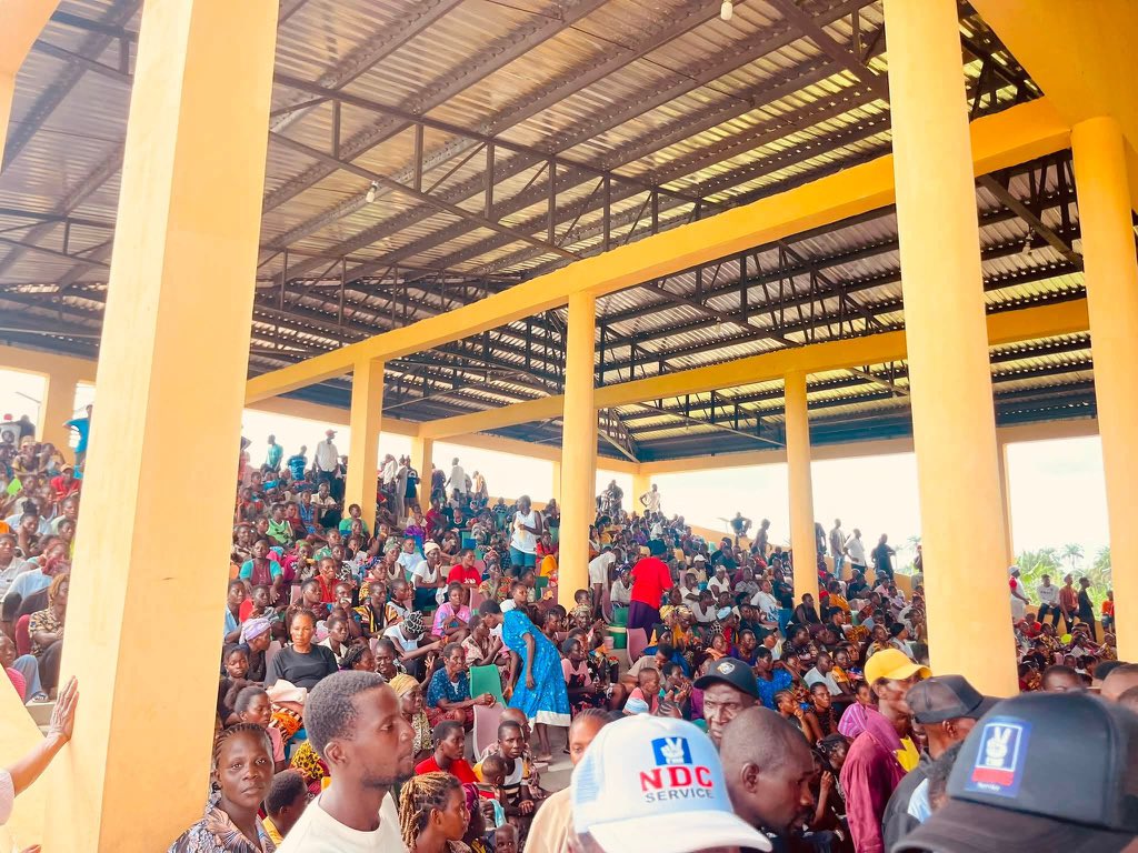ChiefOzo5's tweet photo. Breaking news:

Thousands Of APC and PDP members defect to NDC in Igbo Eze North Enugu State. https://t.co/61u9E3cFXf