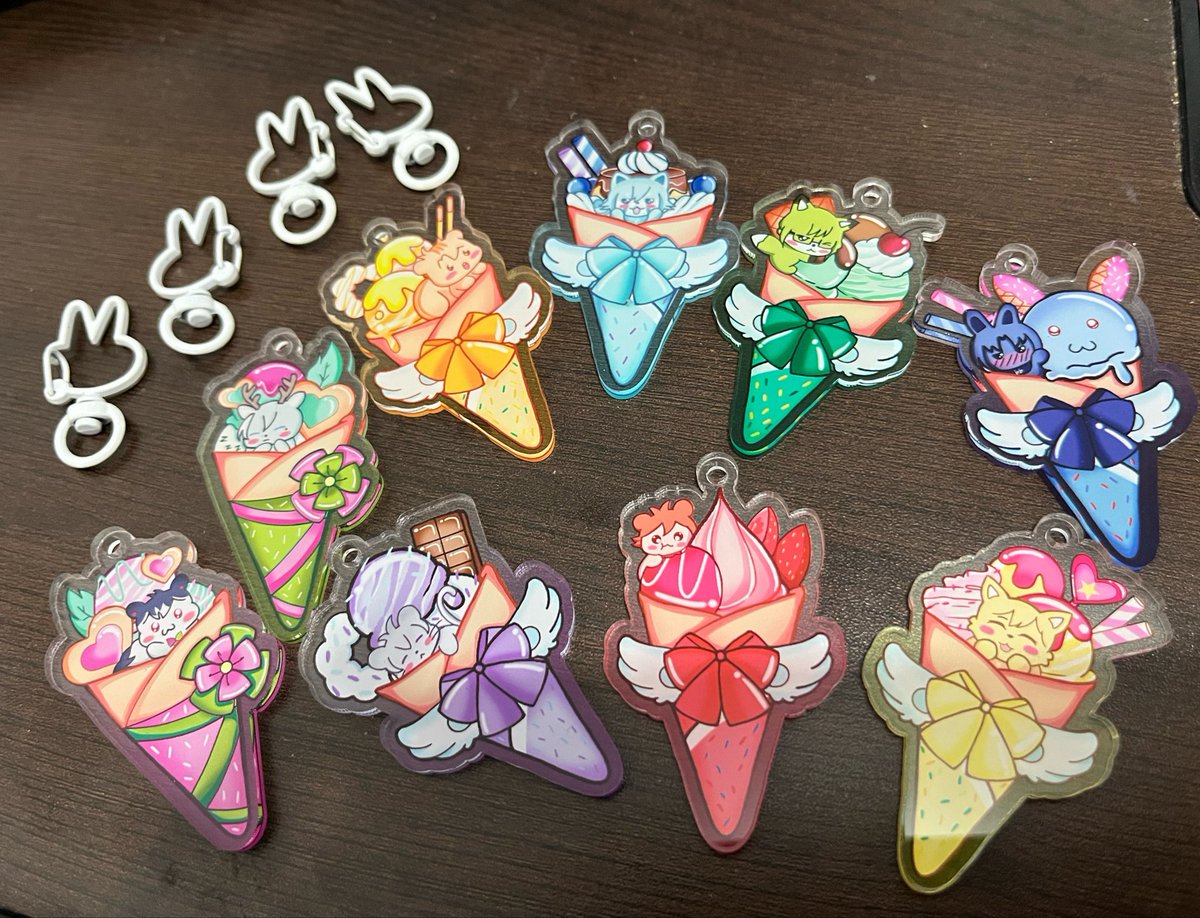 Rumiraisu's tweet photo. Sneak peak! Keychain i7 dan Revale untuk #cf23 nanti ><

Nanti lumi pakai clasp kelinci putih untuk i7 dan revale, dan kelinci hitam untuk ZOOL dan TRG ٩( 'ω' )و https://t.co/7KkteJj5WQ
