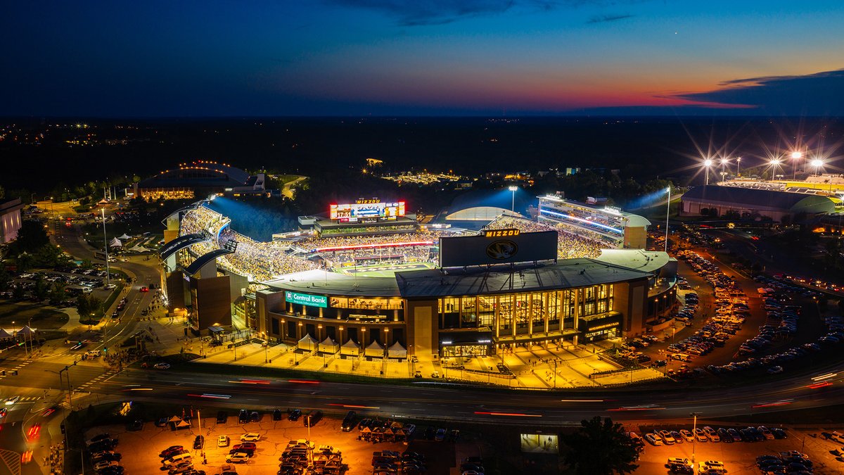 Mizzou's tweet photo. The Zou at night ✨ https://t.co/LSBaFH725x
