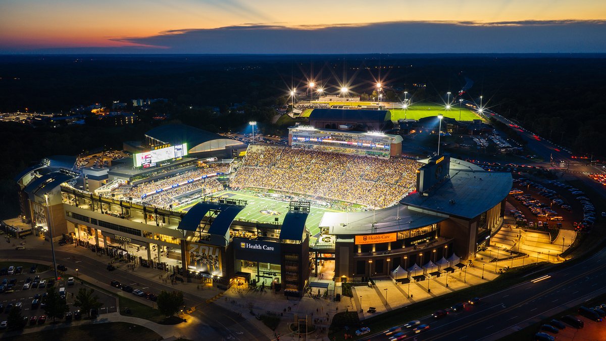 Mizzou's tweet photo. The Zou at night ✨ https://t.co/LSBaFH725x