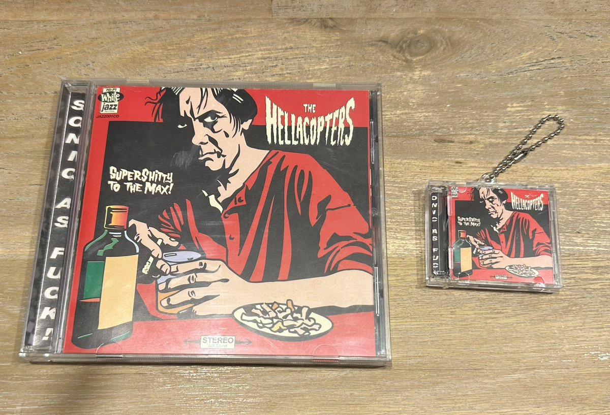 TRlabDP's tweet photo. セリアのCDケース型キーホルダーを使って私の好きなアルバムをキーホルダーに。

100点満点ではないけど、良い感じになったとは思います😁

明日お出かけなのでバッグにつけてきまーす♪ https://t.co/QzTptooidV