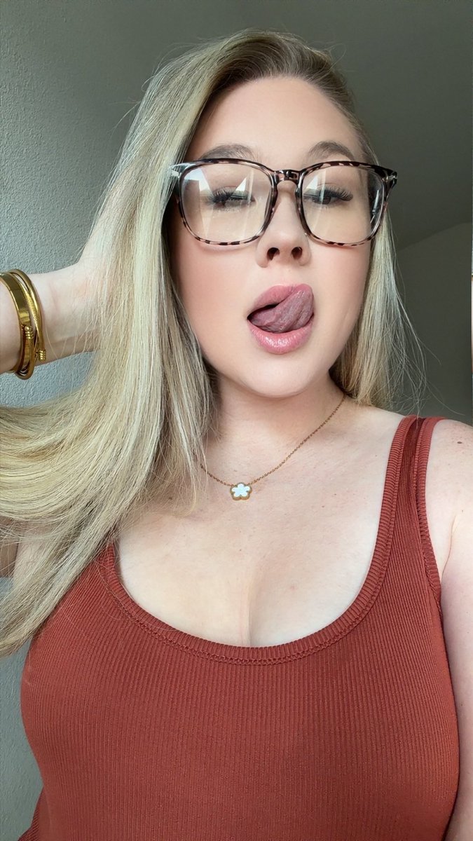 TaylorNicole85's tweet photo. Where are my flirty people at, let’s chat and see where it goes 😜

https://t.co/UkrlzAUBTc https://t.co/BwtjVFaoKF