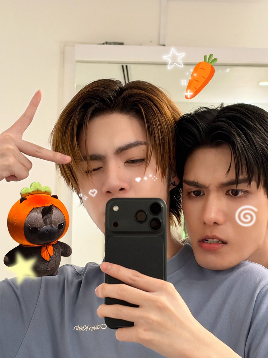 JookKroo_DMD's tweet photo. ขอบคุณออป๊าออปี๊ที่รักจุ๊กอย่างดีนะฮะ🖤🐰🥕 ไหล่ตั้งกว้างขออยู่ข้างๆด้วยคนฮะ(😚🤭) 

พักผ่อนเต็มอิ่มนะฮะออป๊าออปี๊🔋 ดูแลสุขภาพด้วยฮะจุ๊กมี💊วิตามินแคปิรอทให้เสมอแต่ก็ต้องพักผ่อนเยอะๆด้วยนะฮะจะได้มีแรงมาสนุกกับจุ๊กทุกวันฮับ 🖤🤎🧡🐰🥕

คืนนี้เปาะแปะโปรยปรายไหมฮับย้วย ที่สวนแครอทของจุ๊กทำให้เท้าเปียกนิดหน่อย🌧️ แต่หัวใจไม่ชื้นความเหงาฮับ จุ๊กเตรียมตัวขึ้นเตียงนุ่มๆนับแครอทแล้วฮะ 🥕1️⃣2️⃣3️⃣

ออป๊ารดน้ำออปี๊พรวนดินจุ๊กยืนกางร่มคันใหญ่☔️ หัวใจของย้วยพักผ่อนที่สวนแครอทแห่งนี้อย่างดีได้เลยนะฮับ🛌🛋️ ออป๊าออปี๊ต้องดีใจแน่ๆถ้าได้รู้ว่าพื้นที่ที่ออป๊าออปี๊ดูแลด้วยความรักมีความรักมากมายมาเติมเต็มฮับ 💌

จุ๊กขอให้คืนนี้🧸ย้วยได้พักผ่อนอย่างดีนะฮับ
ย้วยที่ยังสู้งานอยู่จุ๊กเป็นกำลังใจให้นะฮะ🌟 แคปิรอทอยู่ข้างๆย้วยเสมอฮะ

ราตรีสวัสดิ์ฮับย้วย 🌚🌝💗🌏

#JookKroo