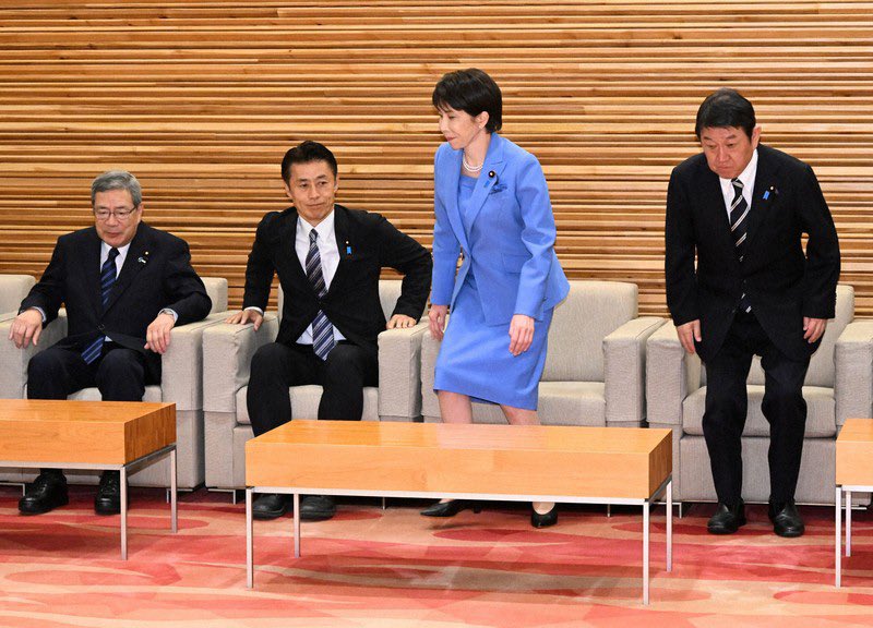 f5lMZTk70t7130's tweet photo. 凄いよ！これ‼️見てよ‼️
閣僚応接室の席順は首相が決めまるが、当選回数や閣僚経験の多さ（キャリア）に基づいて配置されるのが通例。
•中央： 首相
•首相の左隣（ナンバー2）： 閣僚の最有力者（副総理や主要閣僚）
•首相の右隣（ナンバー3）： 序列3位の主要閣僚
•細野が座っている🫪💦 https://t.co/Uqw7zdf26n