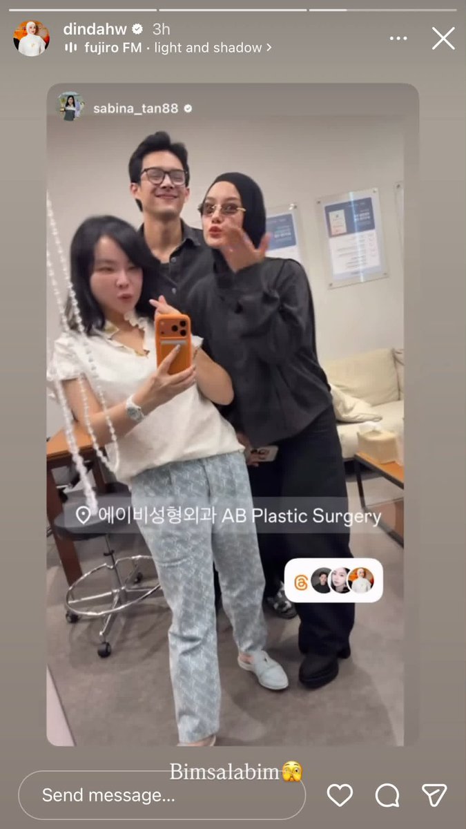 HELLORENATAAA's tweet photo. Maaf salfok. Rey Mbayang &amp;  Dinda Haw ini kan brandingannya selebgram islami. tp kok kayak rutin banget oplas ya? 😇

cuman nanya aja loh ini 🙏🏻 https://t.co/6TUDMxlgx3