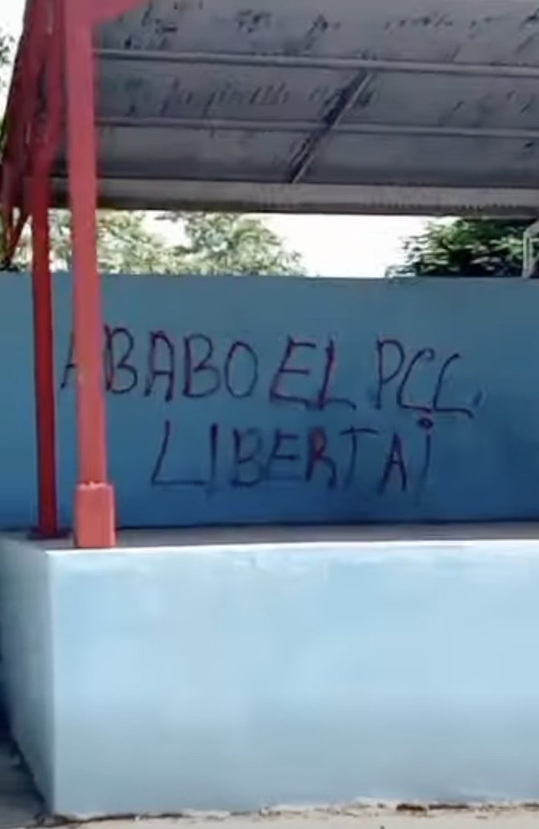 CubanetNoticias's tweet photo. 🚨 Aparecen grafitis contra Díaz-Canel y el Partido Comunista en Holguín

Mensajes como “Canel asesino” y “Abajo el PCC”, junto a reclamos de libertad, aparecen en imágenes difundidas por Ariel Góngora, quien reportó pintadas frente al hospital Lenin y en la plaza de los Chinos, en la ciudad de Holguín.

Góngora atribuyó las acciones al grupo clandestino CLH (Comandado Libre de Holguin).
