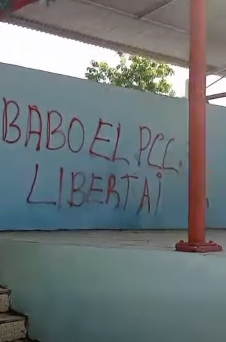 CubanetNoticias's tweet photo. 🚨 Aparecen grafitis contra Díaz-Canel y el Partido Comunista en Holguín

Mensajes como “Canel asesino” y “Abajo el PCC”, junto a reclamos de libertad, aparecen en imágenes difundidas por Ariel Góngora, quien reportó pintadas frente al hospital Lenin y en la plaza de los Chinos, en la ciudad de Holguín.

Góngora atribuyó las acciones al grupo clandestino CLH (Comandado Libre de Holguin).