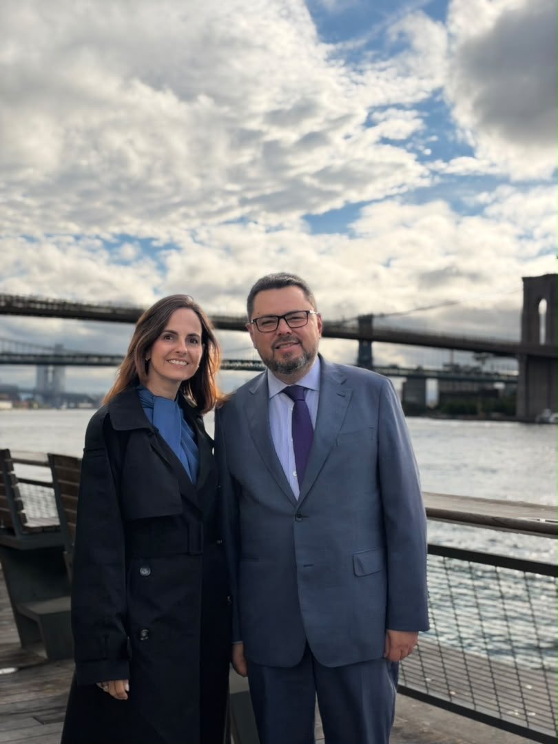 aecarri's tweet photo. Junto a @guisifeolacruz , llegamos a Nueva York para tender los puentes que Venezuela necesita hacia la inversión, el conocimiento y la prosperidad.

Traemos una agenda con propuestas concretas para presentar ante tomadores de decisiones públicos y privados de Estados Unidos: Venezuela necesita la dolarización formal para devolver estabilidad al salario; apertura energética para atraer capital y tecnología; desarrollo de minerales críticos y refinerías para transformar nuestros recursos en industria y empleos de calidad.

Venezuela no puede seguir siendo un simple exportador de materias primas. Debe convertirse en un país que refine, transforme y agregue valor.

La democracia también necesita una base material: una economía productiva, ciudadanos independientes y oportunidades reales. Prosperidad y democracia deben construirse juntas. 🇻🇪🗽