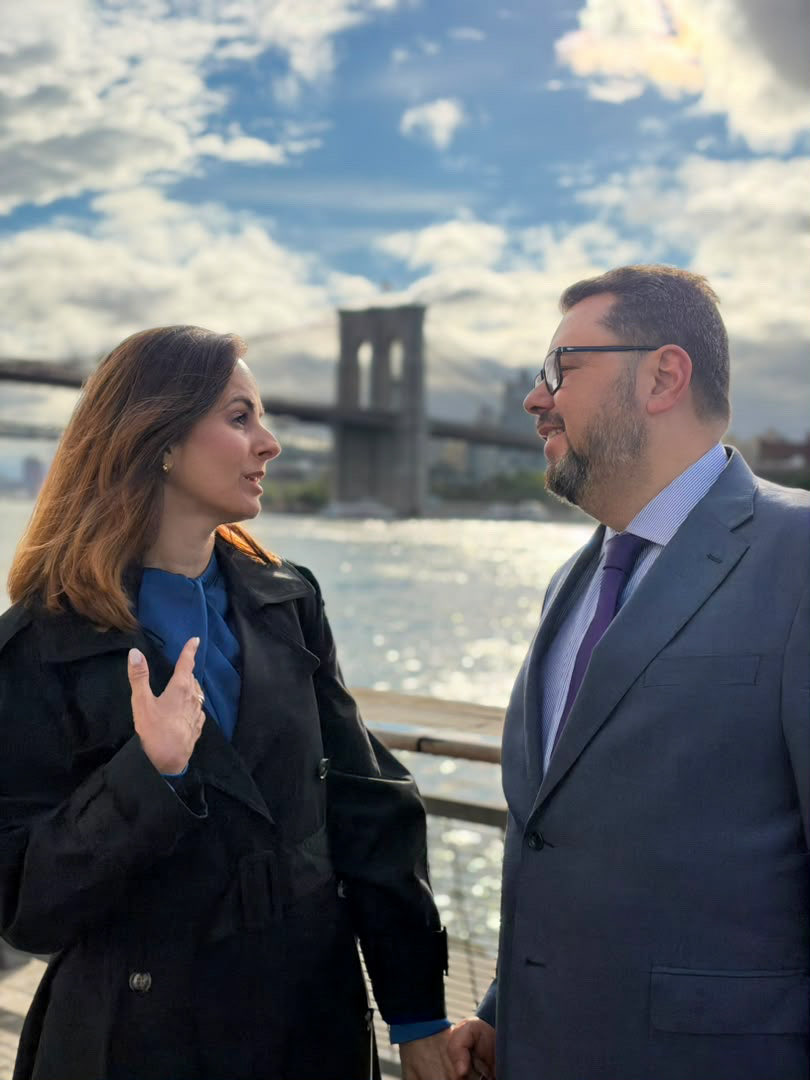 aecarri's tweet photo. Junto a @guisifeolacruz , llegamos a Nueva York para tender los puentes que Venezuela necesita hacia la inversión, el conocimiento y la prosperidad.

Traemos una agenda con propuestas concretas para presentar ante tomadores de decisiones públicos y privados de Estados Unidos: Venezuela necesita la dolarización formal para devolver estabilidad al salario; apertura energética para atraer capital y tecnología; desarrollo de minerales críticos y refinerías para transformar nuestros recursos en industria y empleos de calidad.

Venezuela no puede seguir siendo un simple exportador de materias primas. Debe convertirse en un país que refine, transforme y agregue valor.

La democracia también necesita una base material: una economía productiva, ciudadanos independientes y oportunidades reales. Prosperidad y democracia deben construirse juntas. 🇻🇪🗽