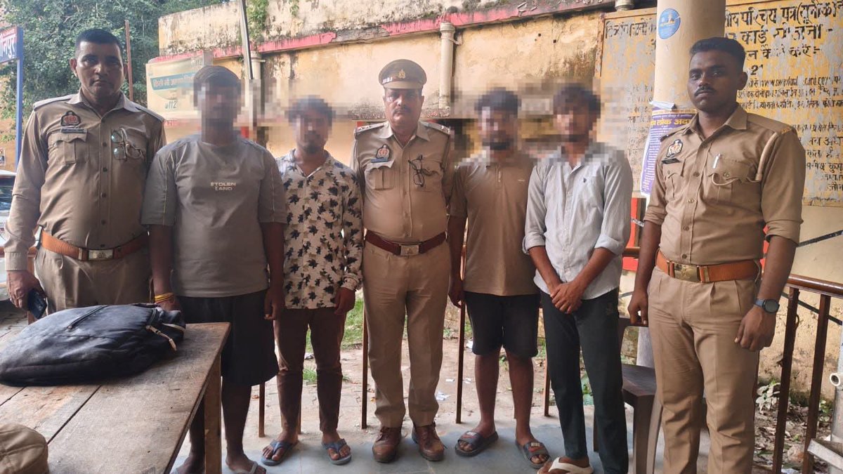 rajesh_mauryaup's tweet photo. सुजानगंज में क्लीनिक पर पथराव और मारपीट के मामले में चार गिरफ्तार
जौनपुर। सुजानगंज थाना क्षेत्र के ग्राम छिमिया में क्लीनिक पर पथराव, गाली-गलौज, मारपीट और जान से मारने की धमकी देने के मामले में पुलिस ने चार आरोपियों को गिरफ्तार किया है।
पुलिस के अनुसार, मामले में थाना सुजानगंज पर मुकदमा अपराध संख्या 329/2026 के तहत बीएनएस की संबंधित धाराओं में मुकदमा दर्ज किया गया था। सोमवार 21 सितंबर को पुलिस टीम ने कार्रवाई करते हुए शैलेष कुमार चौबे उर्फ वीरू चौबे (19), प्रवेश चौबे (26), अनुज दूबे (21) और मनीष चौबे (20) को गिरफ्तार किया।
गिरफ्तार आरोपियों में शैलेष कुमार चौबे सुल्तानपुर, प्रवेश चौबे नरहरपुर, अनुज दूबे भटौली थाना तेजीबाजार और मनीष चौबे बरहूपुर थाना महराजगंज के निवासी बताए गए हैं। पुलिस ने आरोपियों के खिलाफ विधिक कार्रवाई करते हुए उन्हें न्यायालय के समक्ष पेश किया।
गिरफ्तारी की कार्रवाई थानाध्यक्ष अमित कुमार पाण्डेय की देखरेख में उपनिरीक्षक मनोज कुमार सिंह तथा पुलिस टीम द्वारा की गई।