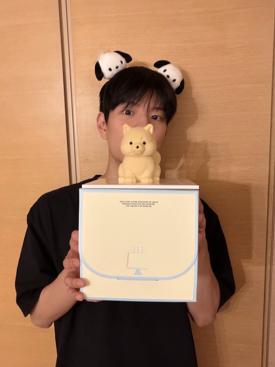 SEUNGM1NE's tweet photo. SEUNGMIN SAID HES BACK HOME AND HIS SISTER PREPARED SUCH A CUTE CAKE FOR HIM OMG HES JUST A PUPPY TO HER😭😭😭😭😭😭 https://t.co/eDABXnq211
