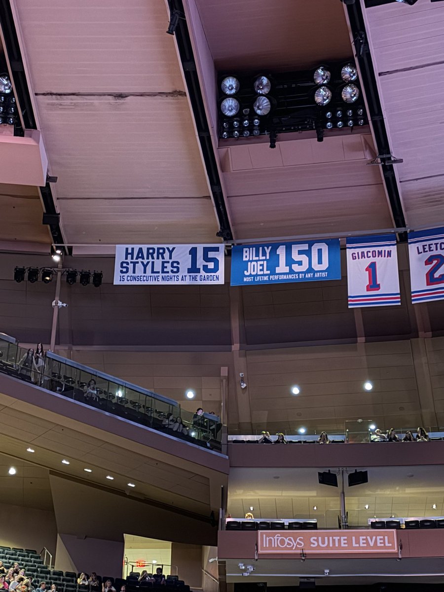 occasionaldsco's tweet photo. happy 4 years to harry’s banner ❤️‍🩹 https://t.co/VxPiOU9CJB