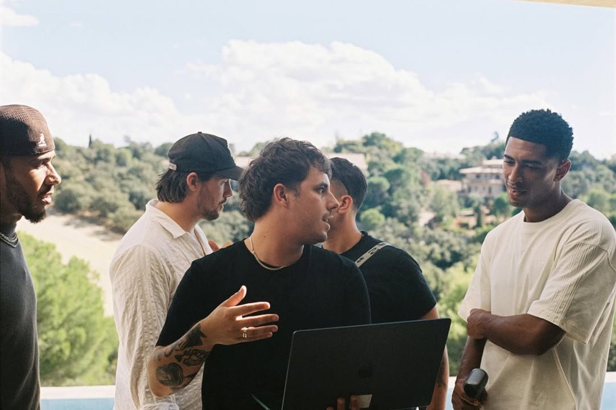 BellinghamBRA_'s tweet photo. 📷 Mais registros dos bastidores da campanha da EA Sports com Jude Bellingham e Lewis Hamilton. https://t.co/PJlaZyLPZp