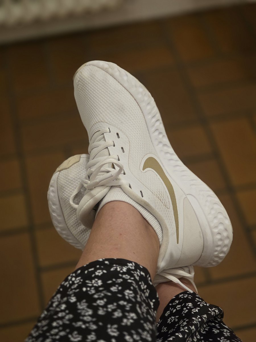 DieEine47's tweet photo. Bin ich froh, wenn Feierabend ist und ich meine Turnschuhe ausziehen kann😅 ich hab richtig heiße Füße 🔥🥵🥵#findom #paypig #feets #Socken #feetlover #Geldherrin https://t.co/6m5rFvt17j