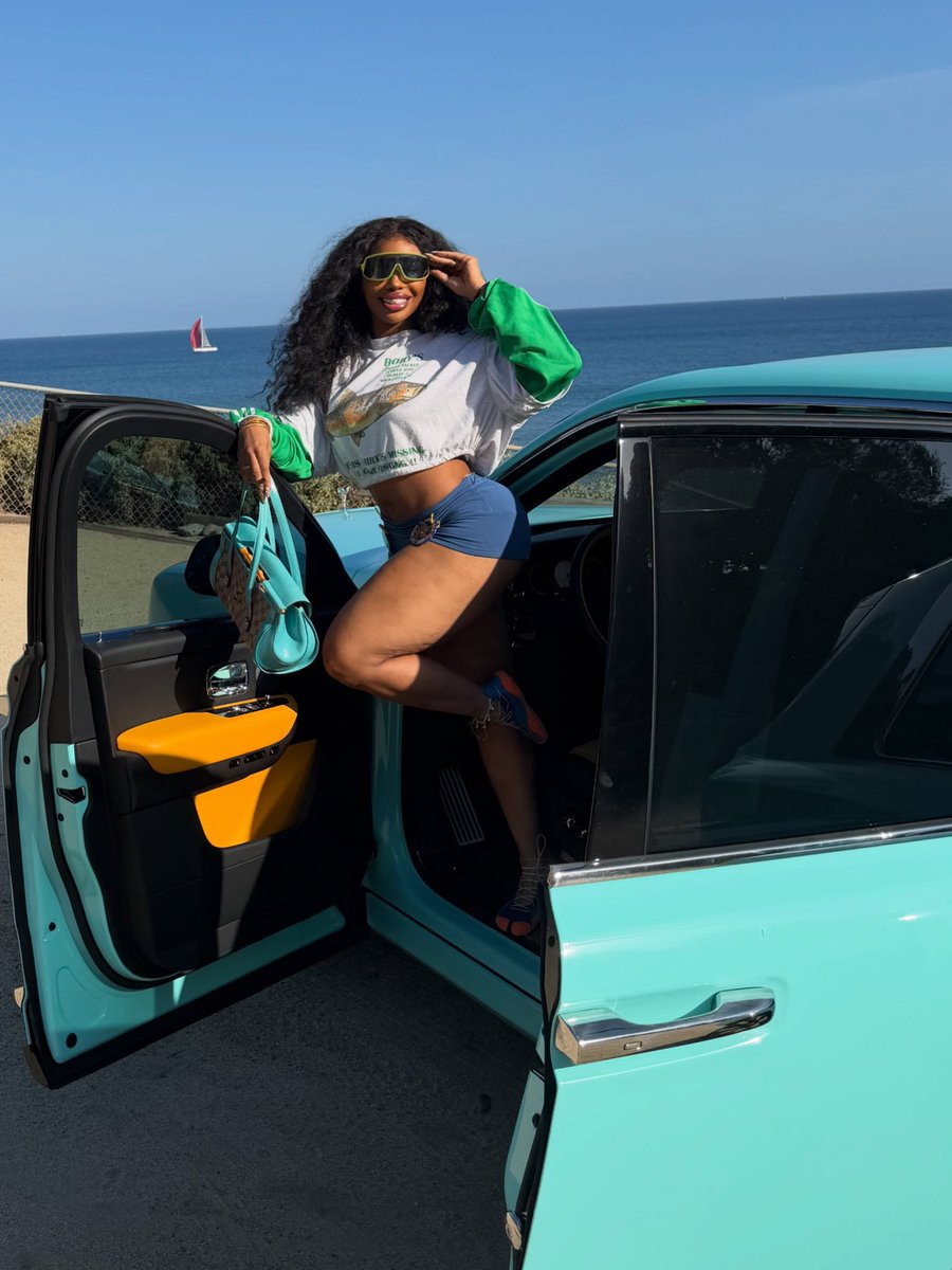 DailyRapFacts's tweet photo. SZA bought a tiffany blue Rolls Royce 👀🩵 https://t.co/OX9VxMa6Oj