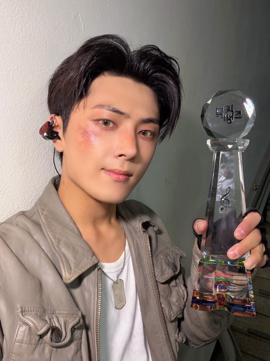 jaylandglobal's tweet photo. [WEVERSE] 260921

#Jay posted on Weverse! ⭐️ (1)

🐈‍⬛: Following the Grand Slam, we’ve even achieved the Triple Crown.

I’m truly so grateful to our ENGENEs for being with us throughout this album and I’d also like to sincerely thank all the staff who helped make this together with us!

ENHYPEN’s filial album, The Sin : BLISS, I was so happy!

🔗 https://t.co/EVVdCHuf7g

#JAY #ENHYPEN #ジェイ #제이 #엔하이픈 #ENHYPEN_JAY #엔하이픈_제이 @ENHYPEN @ENHYPEN_members