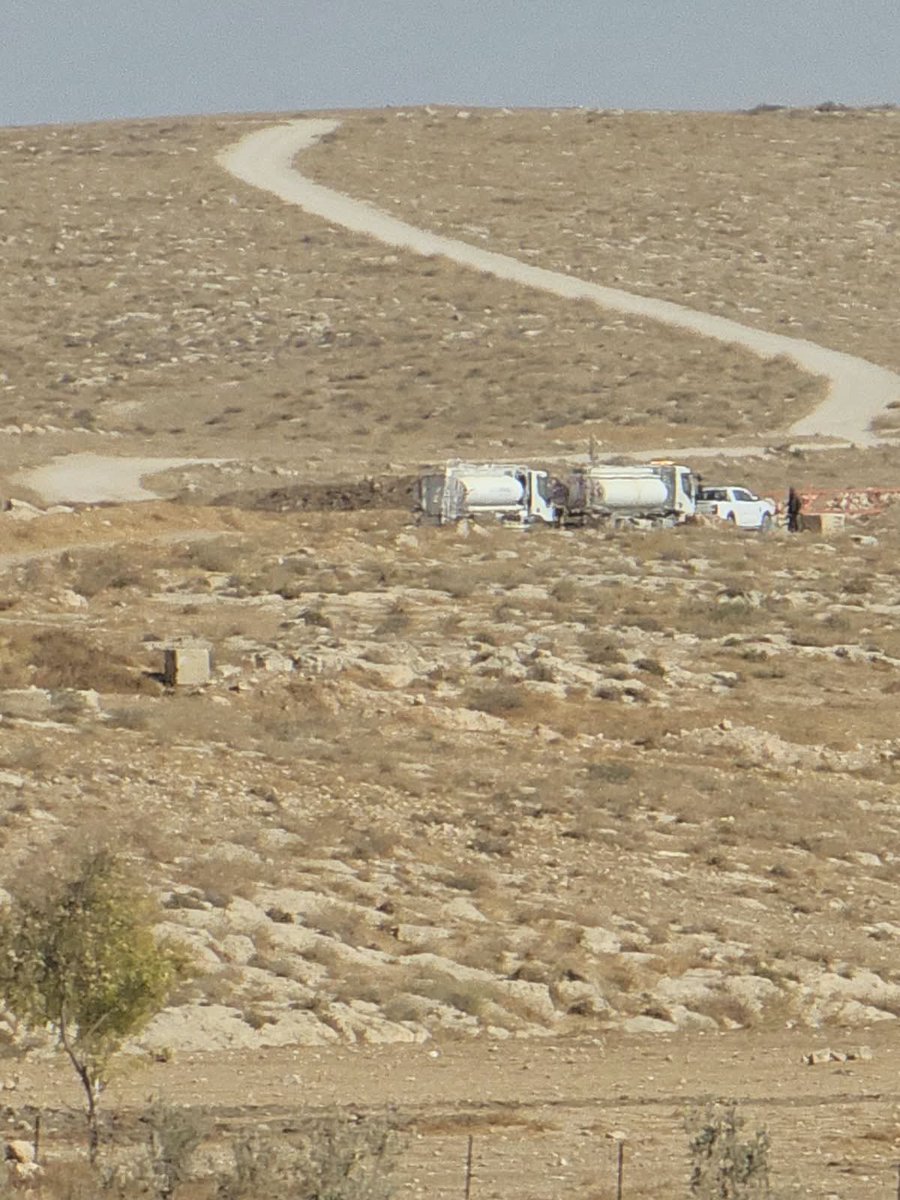weimanadav's tweet photo. יום כיפור אז נסעתי היום עם הבן שלי ברחבי תל אביב על האופניים וכשהיינו צמאים מילאנו את הבקבוק מים בברזייה בגינה ציבורית

באותו הזמן ממש צה״ל החרים שתי משאיות מים שהיו בדרך להביא מים לקהילות פלסטינית במדבר של דרום הר חברון.

אפילו ביום כיפור ההתעללות הפלסטינים לא עוצרת https://t.co/aJtFgg1dbL