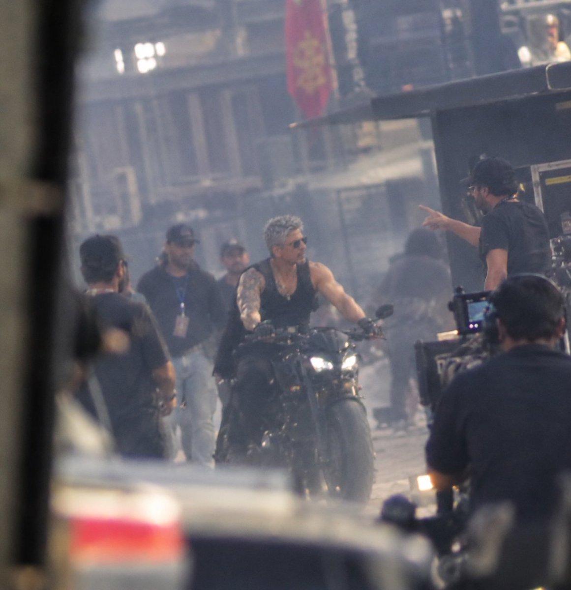 MdImtiyajtxvg's tweet photo. 😱 #KING LEAKED FOOTAGE 🥵🤯💥🔥
Shah Rukh Khan in a never-seen-before avatar! 👑
This KING look is absolutely INSANE! 💥🔥

 #King #ShahRukhKhan #SRK #KingMovie https://t.co/Ix1d3cOhho