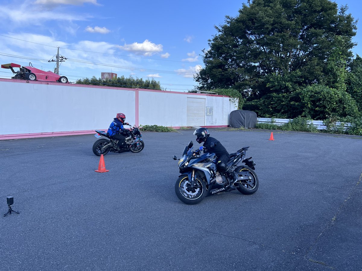 KennySagawa1's tweet photo. イベント情報です！(^^♪
いよいよ来週、9/30（水）は『第3回 スマテク練習会＠レオン』です！暑さも和らぎ、絶好のライディングシーズン到来ですよ📣「もっと安全に、もっと楽しくバイクに乗りたい！」そんな声にお応えします！詳細内容は「申込フォーム」にてご確認を(^^♪
https://t.co/mTkJ3RzDhL https://t.co/6i7mjsKc0b
