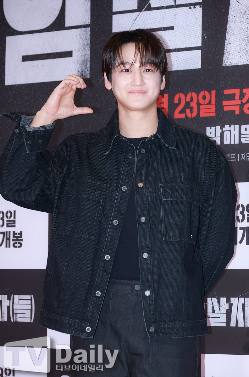 daily_Kimbum's tweet photo. NEW pictures #KimBum #KimBeom #김범 | Kim Bum at the VIP premiere of “The Assassin(s) - 암살자(들)” movie
©️NAVER https://t.co/77R2MtaJA6