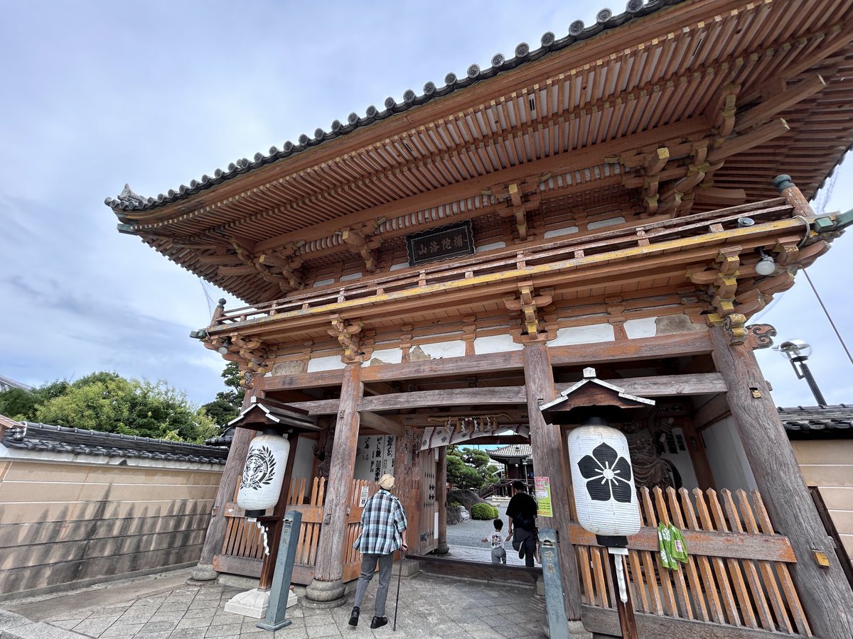 katsumasa2016's tweet photo. 大阪府茨木市にある総持寺の総門､同じ形式が､同箕面市の勝尾寺､同池田市の久安寺にあるようです。別に繋がりがある所を選ぶつもりなくぶらっと行ったのに､池田と繋がる。もう一つ､もっと濃いいのもあった。それはまた次回。 https://t.co/Z4LYytA908