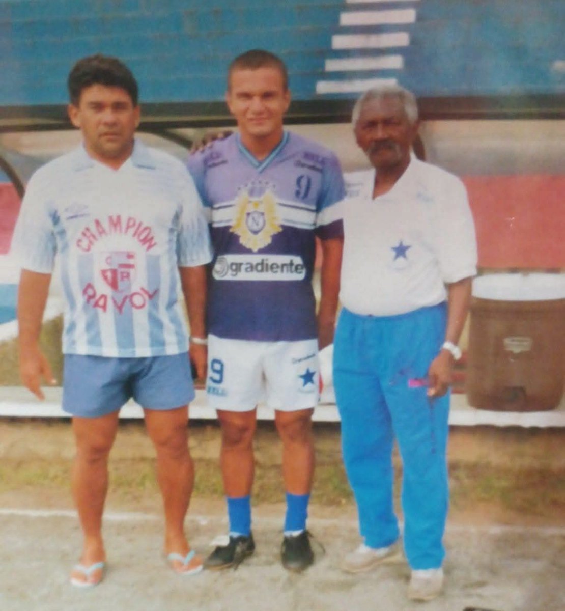 TuneldoTempoNFC's tweet photo. 🏟 #EstádioReiPelé em #Maceió, CSA 4x3 Nacional pela #CopaJoãoHavelange (28/03/00)
➡️ O narrador #CarlosMartins, o atacante Robson #Garanha e o saudoso roupeiro do Naça, Eduardo
📷 Acervo Carlos Martins
#Naça #NacionalFC #CSA #CSANFC #AzulaoxLeao #Ano2000 #Temporada2000 https://t.co/5B8b2P0Qk3