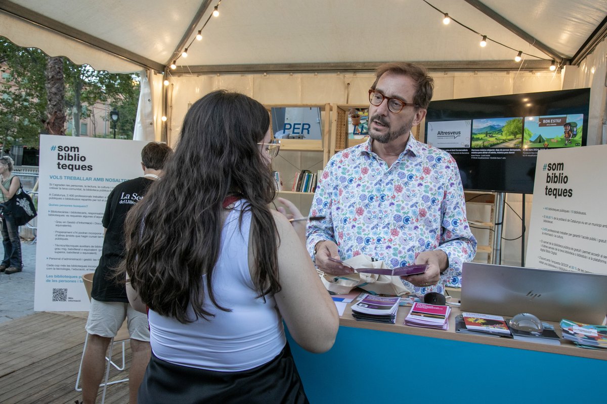 LaSetmana's tweet photo. 💥 A la Setmana estrenem una carpa dedicada als "Oficis del Llibre" , un nou espai concebut com un punt de divulgació dels diferents oficis que formen part de la cadena del llibre.

📚 Enguany, dediquem aquest espai a les biblioteques! Hi trobareu informació sobre els estudis relacionats amb aquest àmbit, les diferents vies d’accés a la professió i, en general, la tasca que desenvolupa el personal bibliotecari.

🤝 Amb @bibliotequescat