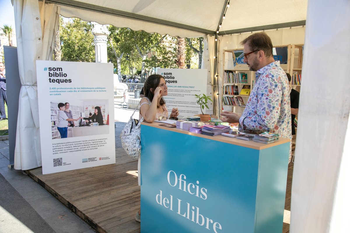 LaSetmana's tweet photo. 💥 A la Setmana estrenem una carpa dedicada als "Oficis del Llibre" , un nou espai concebut com un punt de divulgació dels diferents oficis que formen part de la cadena del llibre.

📚 Enguany, dediquem aquest espai a les biblioteques! Hi trobareu informació sobre els estudis relacionats amb aquest àmbit, les diferents vies d’accés a la professió i, en general, la tasca que desenvolupa el personal bibliotecari.

🤝 Amb @bibliotequescat