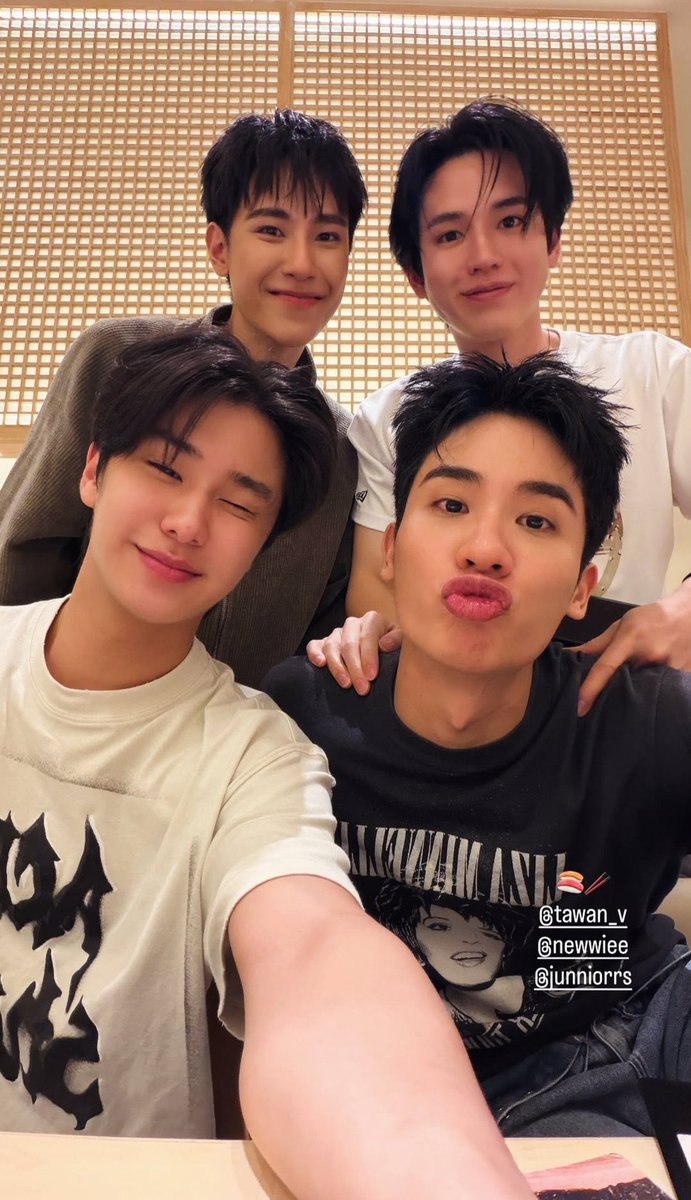 xuanxinx's tweet photo. ไหล่ฉันเป็นของเธอ ไหล่เธอเป็นของฉัน รู้แล้วค่ะพี่ https://t.co/F1PjZNLX08