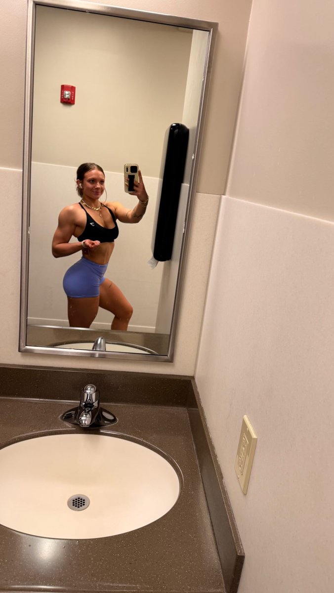 BritBFitt's tweet photo. #ChicksWhoLift #Training #Gym https://t.co/psrconxhpz