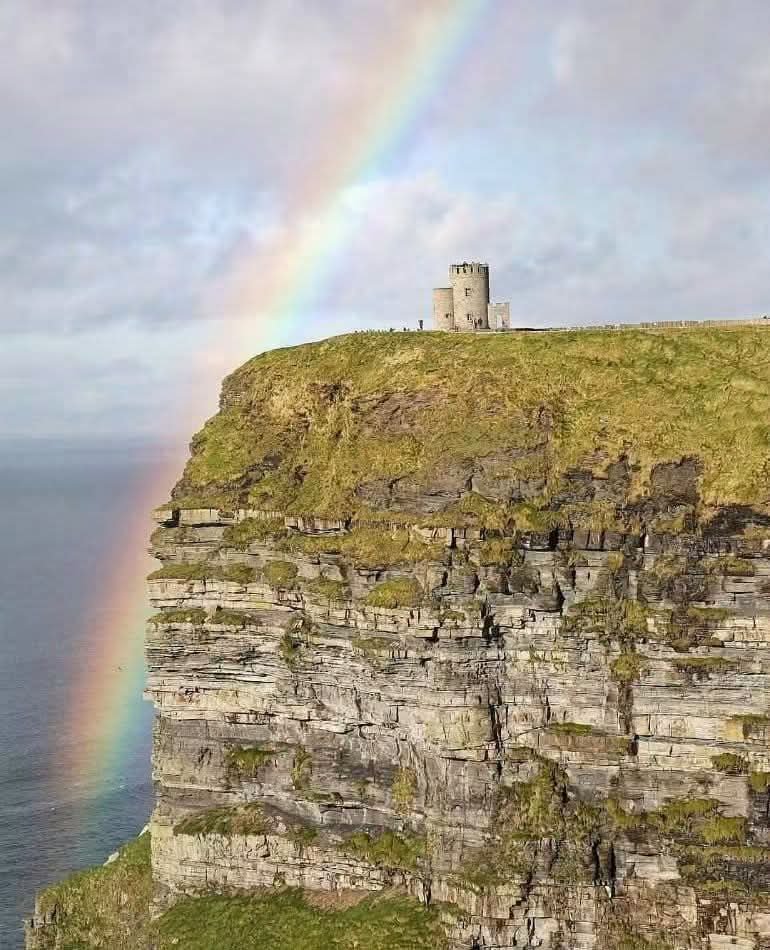 ThisIsIreland3's tweet photo. 'When I stand before God at the end of my life, I would hope that I would not have a single bit of talent left and could say, 'I used everything you gave me.'💚

~Erma Bombeck (1927-1996)

📍Happy Monday from O'Brien's Tower, Cliffs of Moher, County Clare 🌈🇮🇪

📸 David Hoffmann https://t.co/rTE7J8ECpi