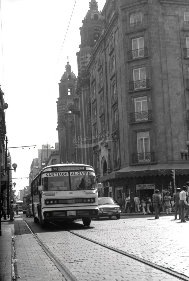 mexdeayer's tweet photo. Un autobús del transporte público circula por la calle de Isabel la Católica, justo al cruzar la calle de 5 de Mayo, en el Centro Histórico de la Ciudad de México.
El vehículo, conocido durante la década de los setenta como Delfín, cubría la ruta Santiago–Algarín, recorriendo diferentes calles del primer cuadro de la capital. Este tipo de autobuses formó parte de la vida cotidiana de varias generaciones de capitalinos que los utilizaron para trasladarse por distintos puntos de la ciudad.
Durante aquellos años también circularon otros modelos de autobuses que, junto con los tradicionales tranvías, dieron forma al paisaje urbano del Centro Histórico. Para muchas personas, estos vehículos quedaron como parte de los recuerdos de una época en la que recorrer las calles del centro era una experiencia muy diferente a la que conocemos actualmente.
Con el paso de los años, muchas de aquellas rutas desaparecieron o fueron sustituidas por nuevos sistemas de transporte. La ruta que aparece en esta imagen ya no existe, pero fotografías como esta nos permiten recordar cómo era el transporte público y la vida cotidiana de la Ciudad de México durante los años setenta.

https://t.co/BbmfBSK3ca

AGN