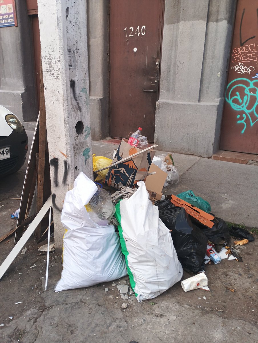 MiArte1960's tweet photo. @desbordes Estoy CHATO que estos vecinos que viven en este número botes y BOTEN basura, creen que la calle es basurero. Porfa MULTA URGENTE!!!😡😡 https://t.co/30ffkrozdJ