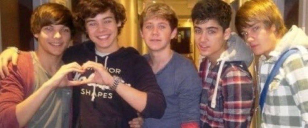 Cris_ahft's tweet photo. Esto era una foto grupal, pero quizás Louis y Harry no lo sabían 😅 https://t.co/6i3HYIhrku