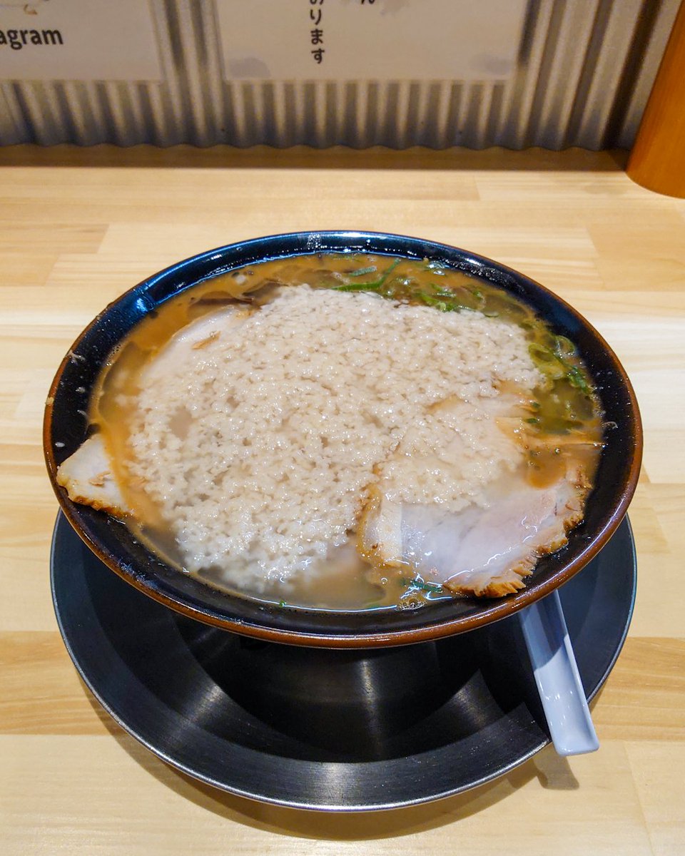 HARU_R110's tweet photo. *
🍜 あなたの心を鷲掴み
 　 　　　　　　ほぼ博多本店 

🗺️ 福岡県春日市春日原北町3-58-1 

☑️ 骨濃厚とんこつ
☑️ コテコテMAX

どろどろの弩級爆濃スープ🤩
「飲む」というより「食べる」スープ😋👍 https://t.co/dz8Xt2PgRx