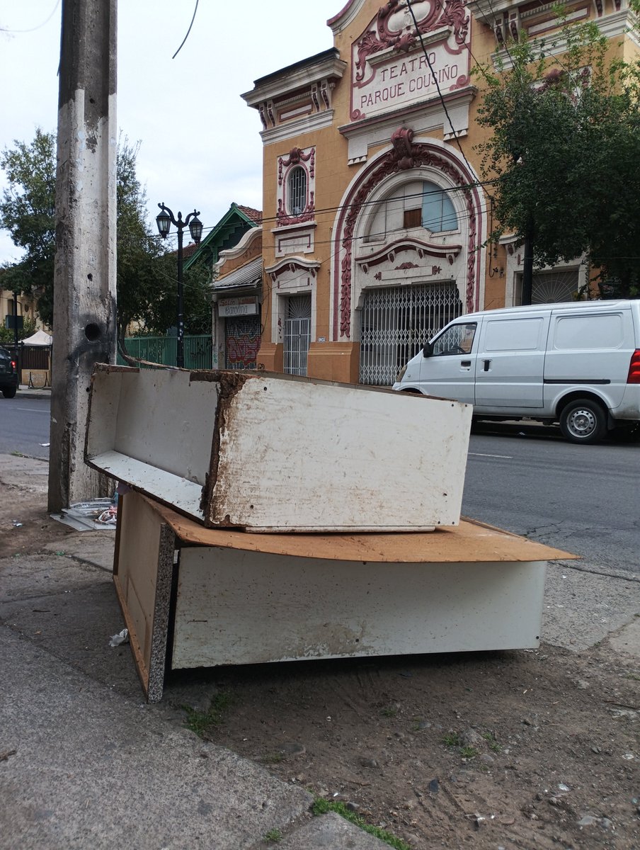 MiArte1960's tweet photo. @desbordes Estoy CHATO que estos vecinos que viven en este número botes y BOTEN basura, creen que la calle es basurero. Porfa MULTA URGENTE!!!😡 https://t.co/RYoUIphWjb
