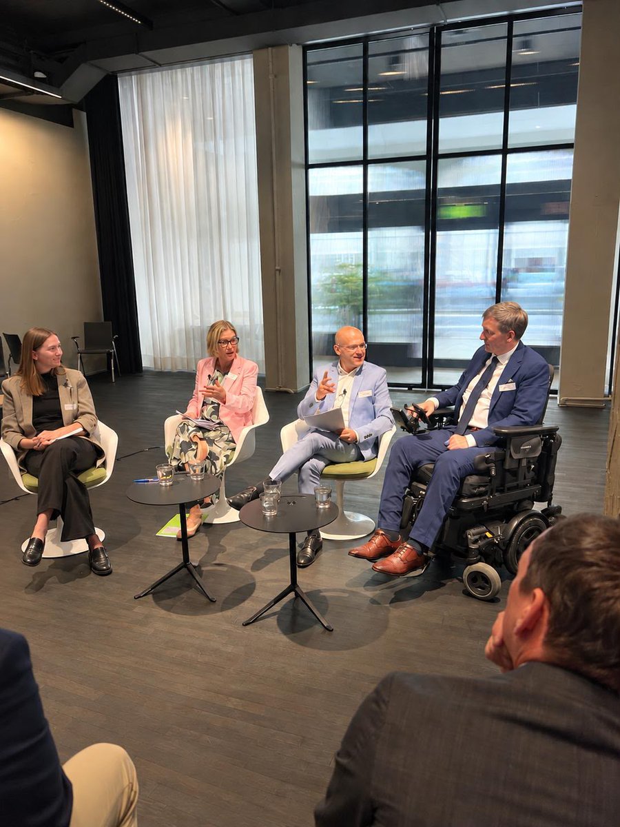 PhilippKutter's tweet photo. Spannendes Podiumsgespräch zum Thema «Familienpolitik: Zwischen Privatsache und Service Public» mit Patricia Schafer (Avenir Suisse) und Ständerätin Maya Graf unter Leitung von Philipp Burkhardt (SRF) im Raiffeisen Forum in Bern.

#kutterkanns #bern #regierungsrat #diemitte https://t.co/7wItYQ9ufH