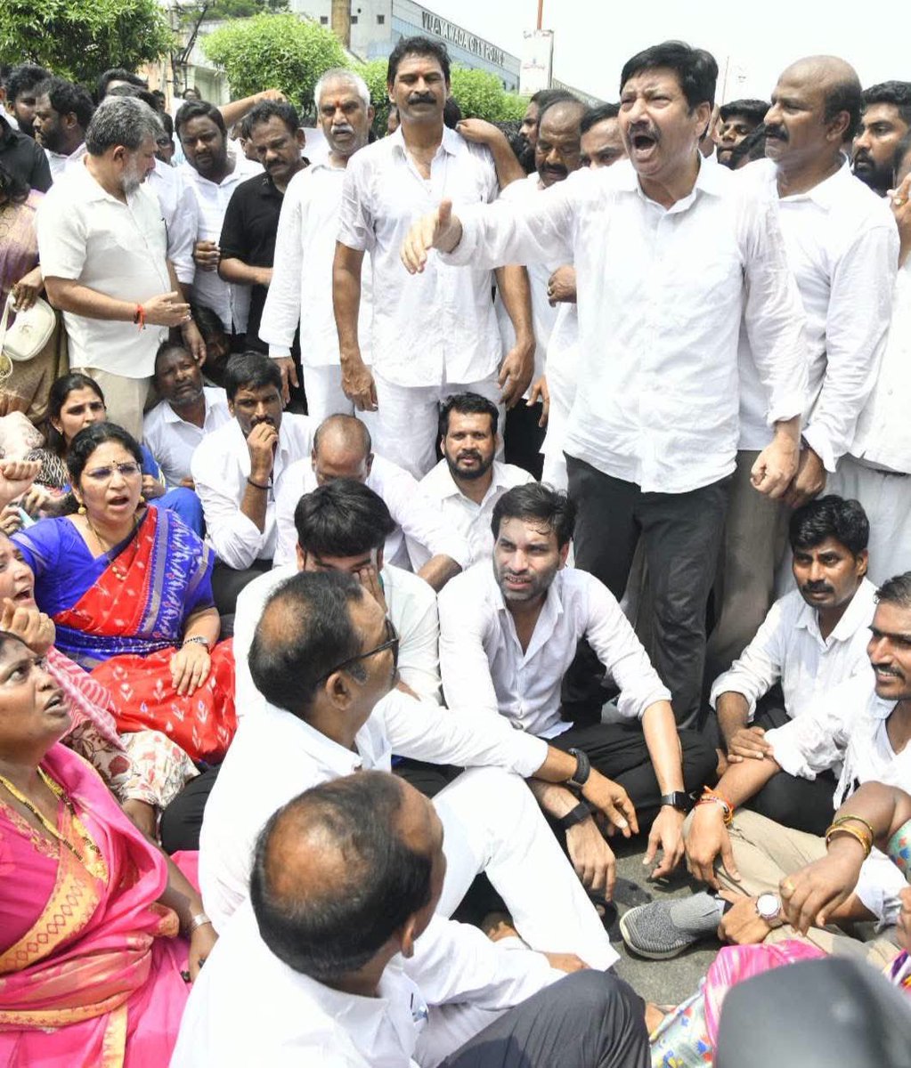anjireddy_dodda's tweet photo. 🚨 #MegaDSCScam

విజయవాడ శాప్ కార్యాలయం వద్ద భారీగా వైయస్‌ఆర్‌సీపీ శ్రేణులు నిరసన

డీఎస్సీ స్పోర్ట్స్ కోటాలో అక్రమ నియామకాల్ని ప్రశ్నిస్తూ.. శాంతియుతంగా నిరసన తెలుపుతున్న వైయస్‌ఆర్‌సీపీ నాయకులు, పార్టీ కార్యకర్తలు

ఎక్కడికక్కడ పోలీసులు బారికేడ్లు పెట్టి ఆంక్షలు పెట్టినా.. అడ్డంకులను దాటుకుని శాప్ కార్యాలయం వద్దకు భారీగా చేరుకున్న పార్టీ శ్రేణులు 

శాప్‌ ఆఫీసు ఎదుట బైఠాయించి.. డీఎస్సీ అక్రమాలపై సీబీఐ విచారణ జరపాలని డిమాండ్‌

#SadistChandraBabu
#DSCScamByNaraLokesh
#ScamsterBabu
#LooterLokesh