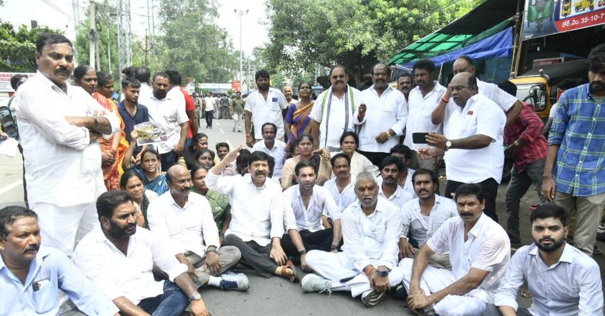 anjireddy_dodda's tweet photo. 🚨 #MegaDSCScam

విజయవాడ శాప్ కార్యాలయం వద్ద భారీగా వైయస్‌ఆర్‌సీపీ శ్రేణులు నిరసన

డీఎస్సీ స్పోర్ట్స్ కోటాలో అక్రమ నియామకాల్ని ప్రశ్నిస్తూ.. శాంతియుతంగా నిరసన తెలుపుతున్న వైయస్‌ఆర్‌సీపీ నాయకులు, పార్టీ కార్యకర్తలు

ఎక్కడికక్కడ పోలీసులు బారికేడ్లు పెట్టి ఆంక్షలు పెట్టినా.. అడ్డంకులను దాటుకుని శాప్ కార్యాలయం వద్దకు భారీగా చేరుకున్న పార్టీ శ్రేణులు 

శాప్‌ ఆఫీసు ఎదుట బైఠాయించి.. డీఎస్సీ అక్రమాలపై సీబీఐ విచారణ జరపాలని డిమాండ్‌

#SadistChandraBabu
#DSCScamByNaraLokesh
#ScamsterBabu
#LooterLokesh