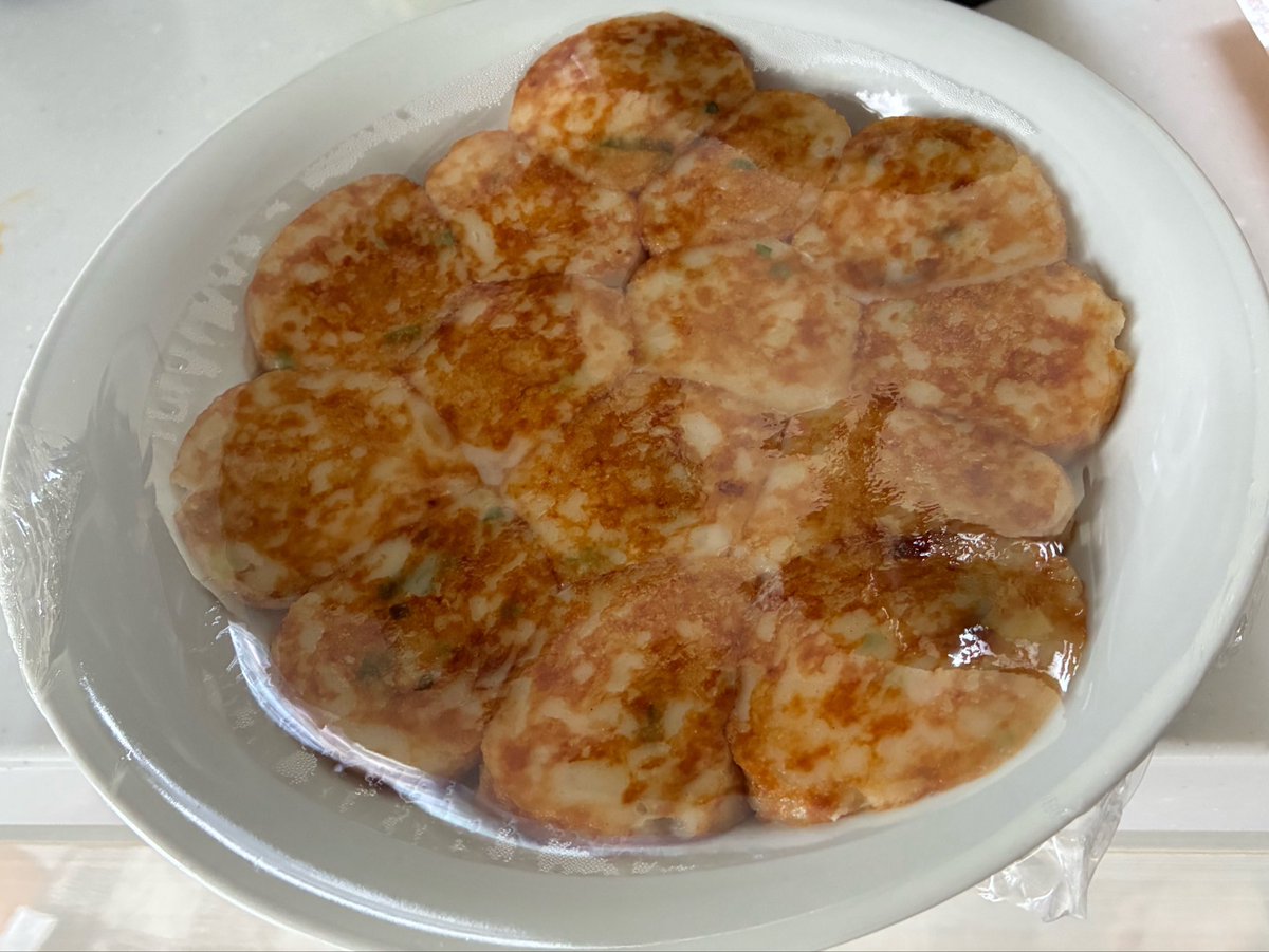 icios0240's tweet photo. うちの母は冷凍たこ焼きをチンしました。
※ラップをしてはいけない https://t.co/oGCsIaIj9y