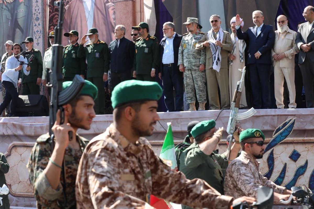 Arman1_ir's tweet photo. شکوه این صفوف نشان داد که ۳۱۳ هزار جانفدا هیچ‌گاه تنها نمی‌مانند.
#رزمایش_313هزار_جانفدای_ایران https://t.co/xhs9nGABYr
