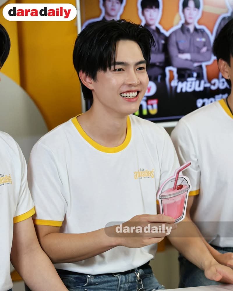 daradaily's tweet photo. 😋🎉แอดเสิร์ฟเมนูสุดพิเศษเพิ่มอีก 3 แก้ว...อยากรับทุกเมนูเลยครับ!! 🥤🧋🍯
🩵กฤต  = คาปูชิอ้วง 
🩷ตั๋ง = นมชมพูขี้อ้อน  
🤎เชน  =  มอคค่าเตงเบ๊บ
.
.
PIL LOVE PRESS
#เชนโรจนินทร์ #shanerler #กฤตรณกฤต #kit_ronnakit #ตั๋งชินดิศ #chinadis #ที่รักสารวัตรเธียร์ #PoliceinLove #ที่รักสารวัตรเธียร์มาพบสื่อ #ดาราเดลี่บันเทิงLIVE #daradaily #ดาราเดลี่ #ข่าวบันเทิง