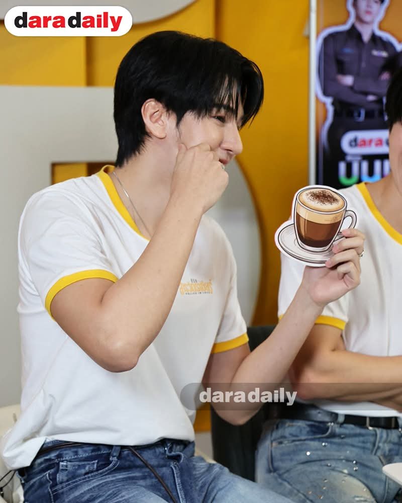 daradaily's tweet photo. 😋🎉แอดเสิร์ฟเมนูสุดพิเศษเพิ่มอีก 3 แก้ว...อยากรับทุกเมนูเลยครับ!! 🥤🧋🍯
🩵กฤต  = คาปูชิอ้วง 
🩷ตั๋ง = นมชมพูขี้อ้อน  
🤎เชน  =  มอคค่าเตงเบ๊บ
.
.
PIL LOVE PRESS
#เชนโรจนินทร์ #shanerler #กฤตรณกฤต #kit_ronnakit #ตั๋งชินดิศ #chinadis #ที่รักสารวัตรเธียร์ #PoliceinLove #ที่รักสารวัตรเธียร์มาพบสื่อ #ดาราเดลี่บันเทิงLIVE #daradaily #ดาราเดลี่ #ข่าวบันเทิง