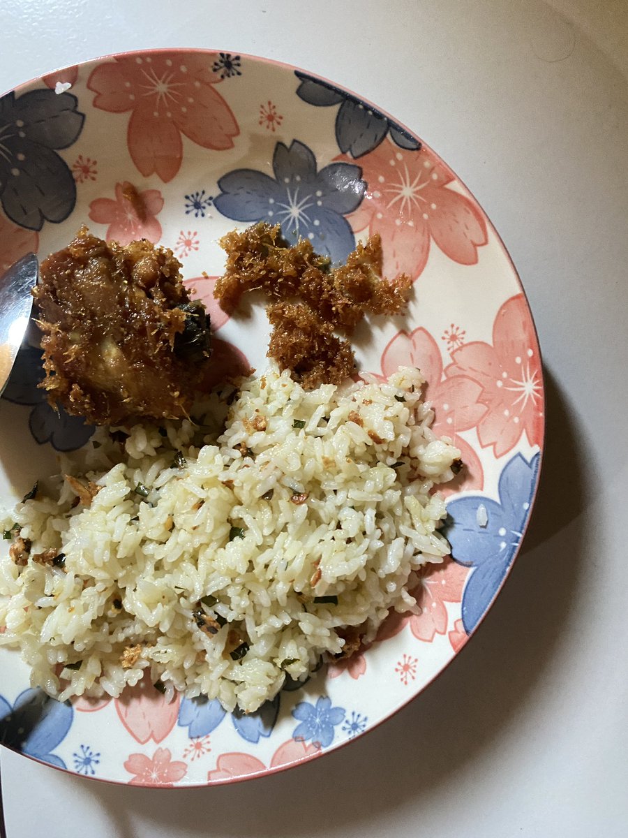 imlssssss's tweet photo. ayam lengkuas (ini bunda yang bikin aku goreng doang) nasi daun jeruk ala akuuu 🫶🏻 https://t.co/uqM3jNYMMt