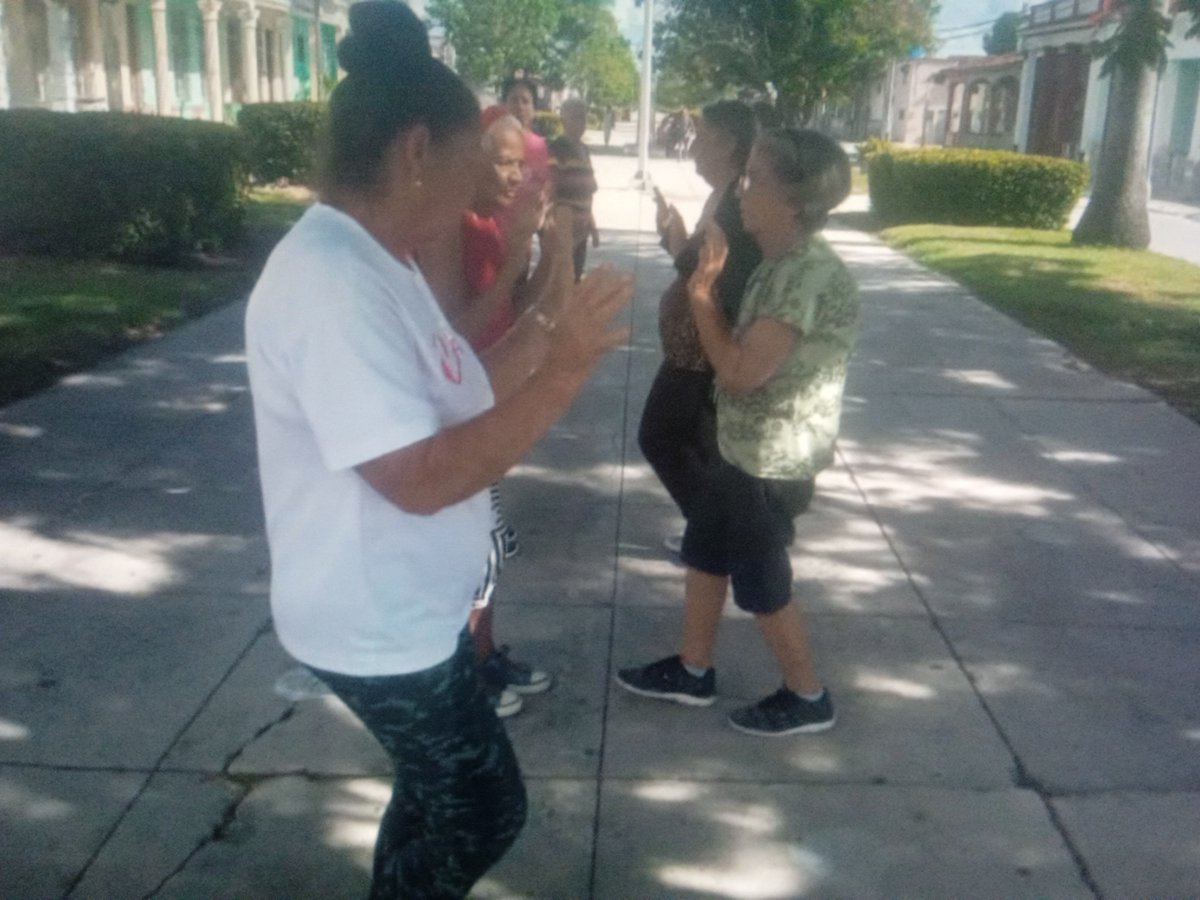 CaibarienInder's tweet photo. En Caibarién los adultos mayores realizan actividades físicas en saludo al día de la ancianidad. #JuntosPorCaibarién #VillaClaraConTodos https://t.co/S0DSg4xgxL